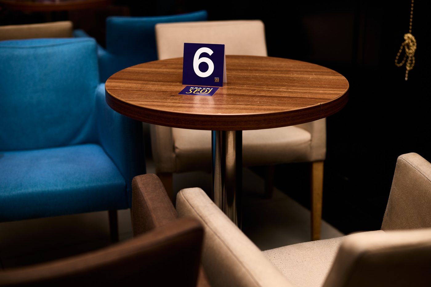 Stol za speed date s brojem i Kratki Spoj oznakom